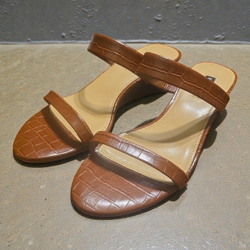 Nine West Tan Croc-Embossed Sandals.‎ Like New. Only Slight Wear On Bottom.